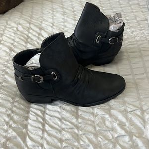 NIB GLOBALWIN SIZE 9 Black Leather Ankle Booties